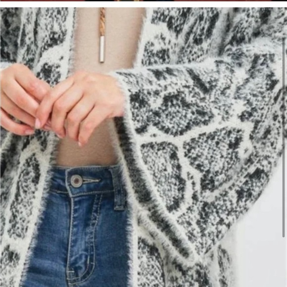 ✨WOMENS Soft Snake Print Sweater Knit Cardigan - Picture 3 of 4